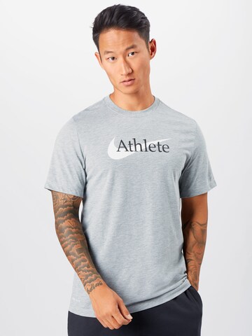 NIKE - Ajuste regular Camiseta funcional en gris: frente