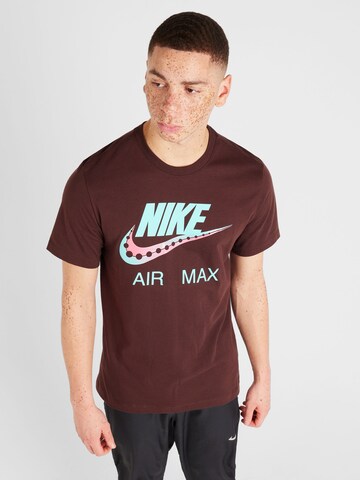 T-Shirt 'DAY FUTURA' Nike Sportswear en marron : devant
