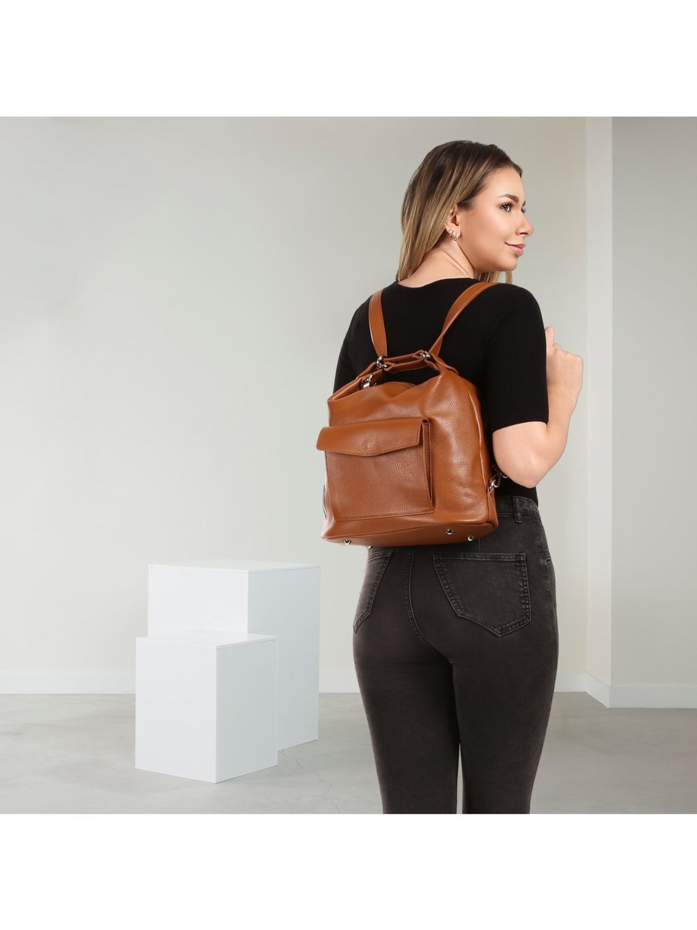 Florence Schoudertas in Bruin