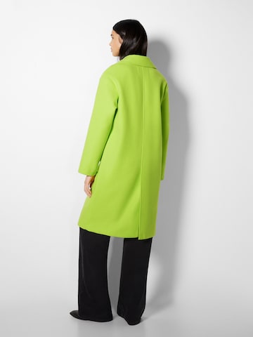 Bershka Płaszcz przejściowy w kolorze zielony