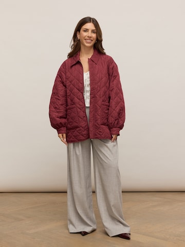 noar studios Overgangsjakke 'QUILTED JACKET' i rød