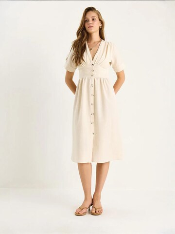 Bianco Lucci - Vestidos camiseiros em bege