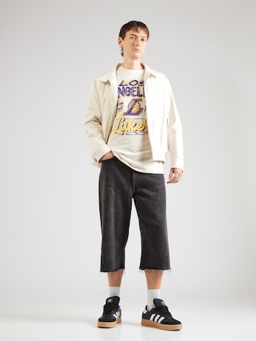 Tricou 'NBA Loslak' de la NEW ERA pe bej