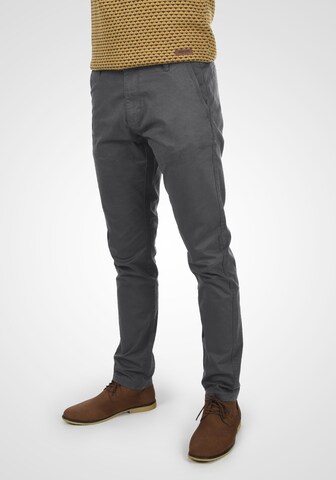 INDICODE JEANS - Regular Calças chino 'Penefal' em cinzento: frente
