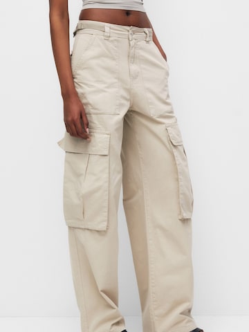 Pull&Bear Loose fit Cargo Pants in Grey: front