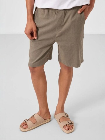 Pantalon chino Tommy Life en gris : devant
