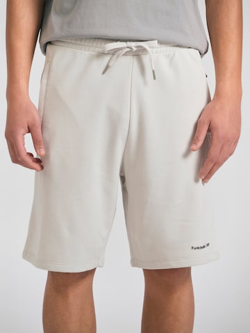 Funky Buddha Loosefit Broek in Grijs: voorkant