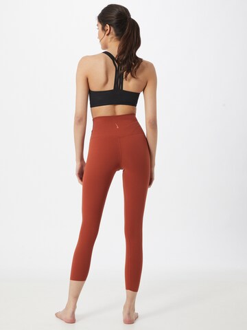 Skinny Pantaloni sportivi di NIKE in arancione