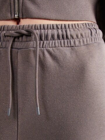 regular Pantaloni 'Mala' di ABOUT YOU in grigio