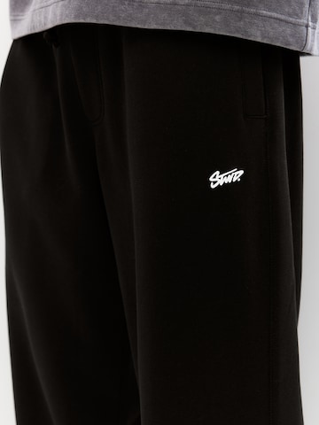 Largi Pantaloni 'STWD' de la Pull&Bear pe negru