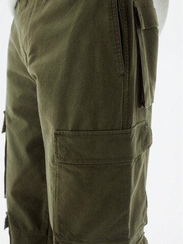 Regular Pantalon cargo Pull&Bear en vert