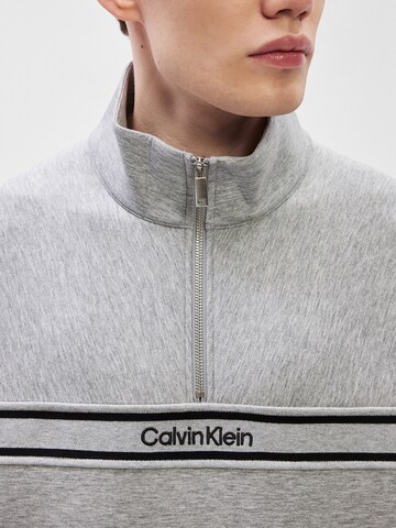 Calvin Klein JeansSweater majica 'SPACER' - siva boja