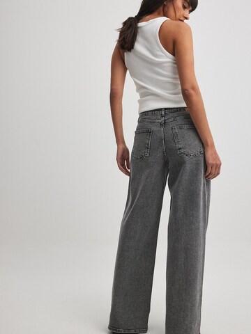 NA-KD Loosefit Jeans in Grau