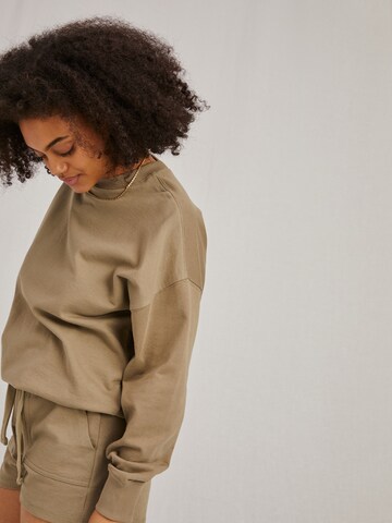 Sweat-shirt 'Rosie' A LOT LESS en vert : devant