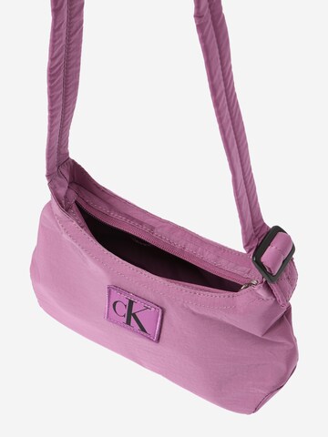 Calvin Klein Jeans - Mala de ombro em roxo