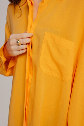 A LOT LESS - Blusa 'Thea' en naranja