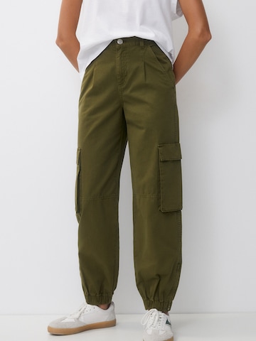 Pull&Bear Дънки Tapered Leg Карго панталон в зелено: отпред
