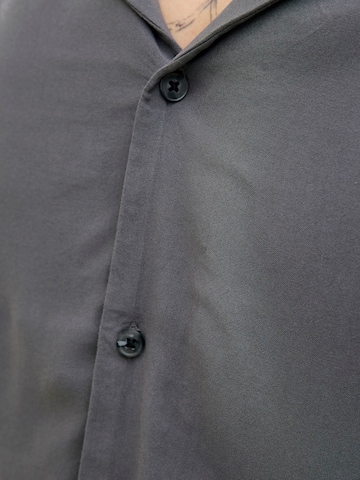Comfort fit Camicia 'JJEJEFF' di JACK & JONES in grigio
