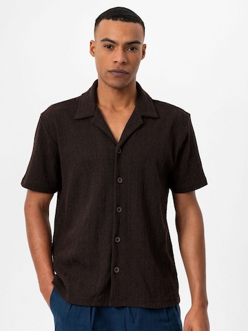 Coupe regular Chemise 'Marvin' Antioch en marron : devant
