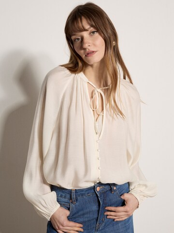 Apricot Lightweight Balloon Sleeve Blouse ' ' in Weiß: Vorderseite