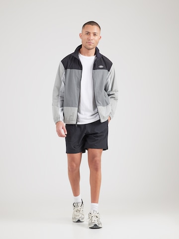 UNDER ARMOUR - Chaqueta deportiva en gris