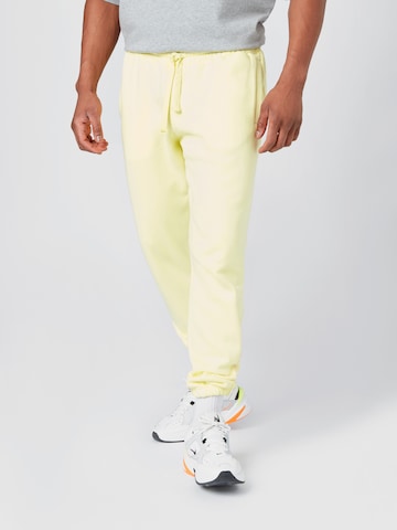 Loosefit Pantaloni 'Code' di ABOUT YOU x Mero in giallo: frontale