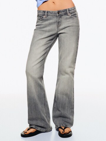 Bershka Boot cut Jeans in Grey: front