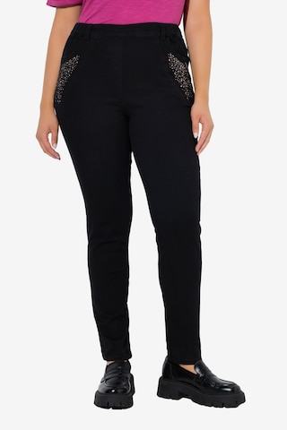 Ulla Popken Slimfit Farkkuleggingsit värissä musta: etupuoli