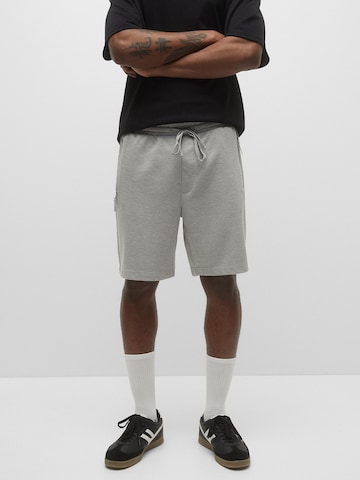 Pull&Bear Regular Shorts in Grau