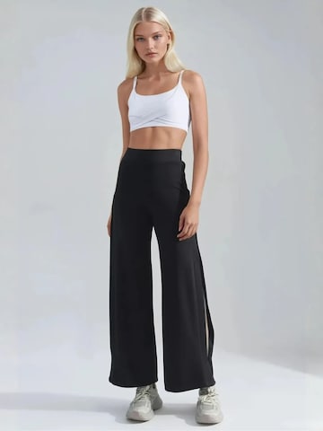 Lady Bersan Trousers 'Jogginghose' in Black: front