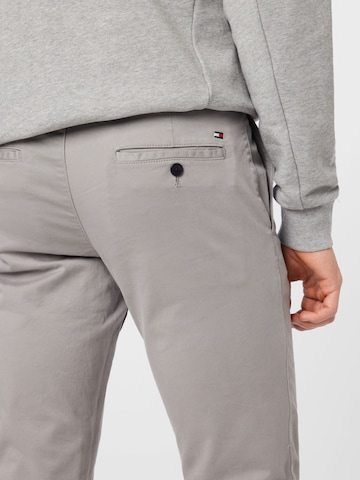 TOMMY HILFIGER Slimfit Chino kalhoty – šedá