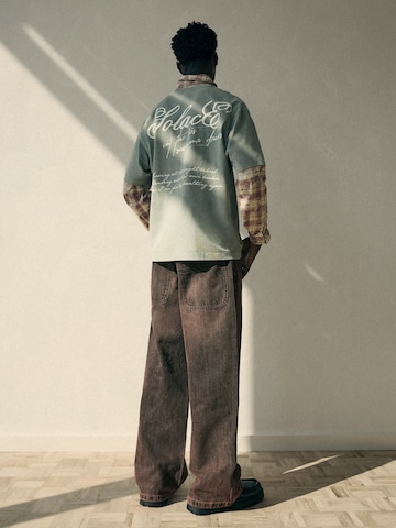 Baggy Jeans de la Bershka pe maro: spate