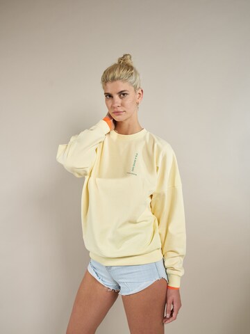 ABOUT YOU x Laura Giurcanu Sweatshirt 'Luca' in Geel: voorkant