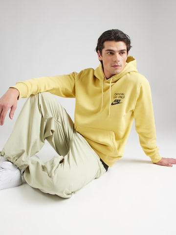 Nike Sportswear Sweatshirt 'CLUB' i gul
