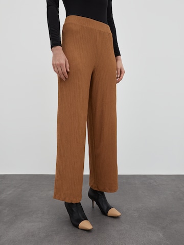 EDITED Wide leg Broek 'Fenja' in Bruin: voorkant