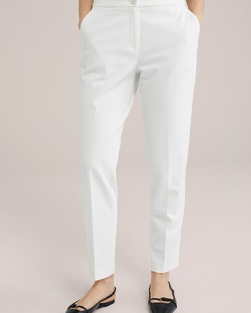 Slimfit Pantaloni con piega frontale di WE Fashion in bianco