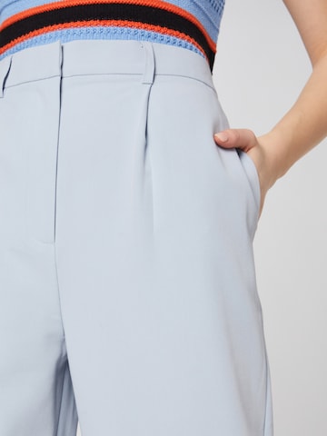 Guido Maria Kretschmer Women Slimfit Kalhoty se sklady v pase 'Pearl' – modrá