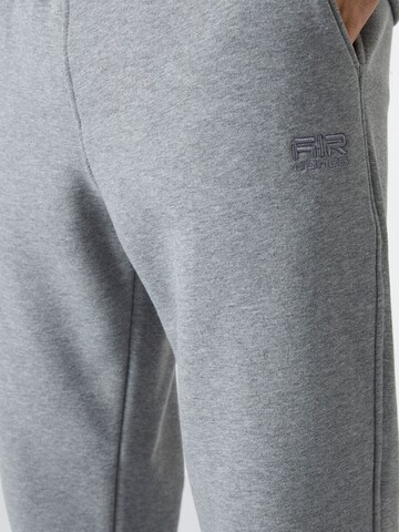 Completo per l'allenamento di Tommy Life in grigio