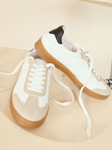 Sneaker low de la Friends Like These pe alb