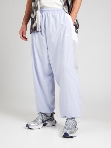 Tapered Pantaloni 'CLUB' de la Nike Sportswear pe alb: față