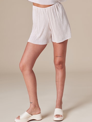 ABOUT YOU x Laura Giurcanu Regular Shorts 'Azra' in Beige: predná strana