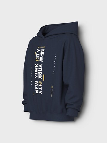 Sweat 'NKMVELTEN' NAME IT en bleu
