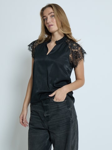 Peppercorn Blouse 'Kia' in Zwart: voorkant