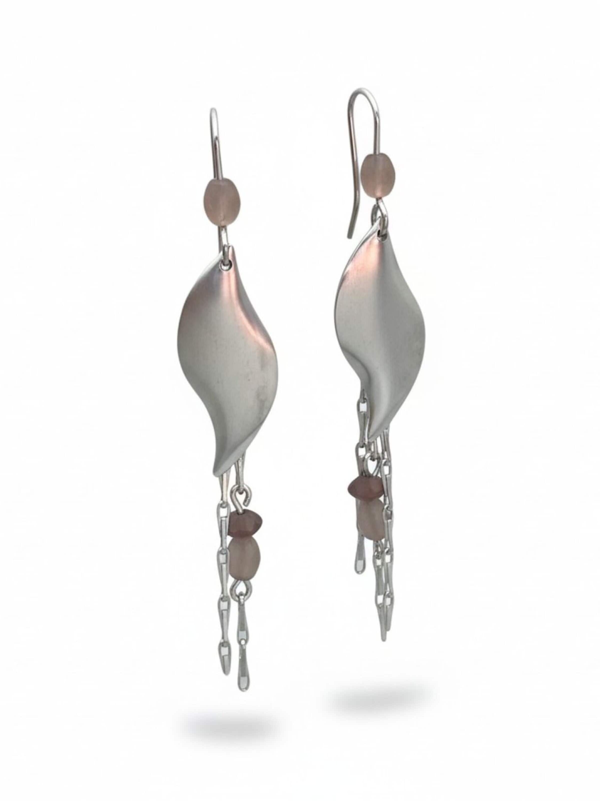 Gloria Mago - Pendientes 'Pendant Fallen leaves with 10µ silver chains and roses' en rosa: frente