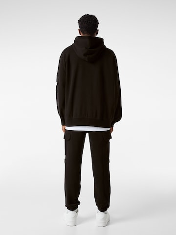 Bershka Tapered Cargobroek in Zwart