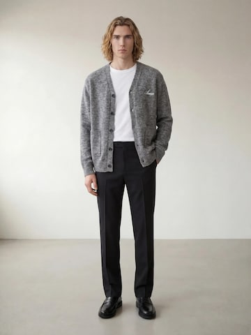 ARMIE Kardigan 'The Kyle Knit Cardigan' w kolorze szary: przód