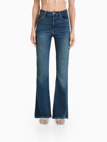 Bershka Flared Jeans in Blauw: voorkant