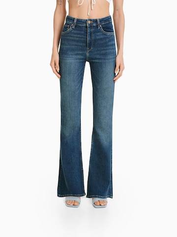 Bershka Flared Jeans in Blauw: voorkant