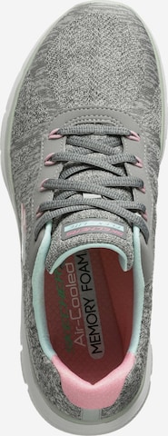 Baskets basses SKECHERS en gris