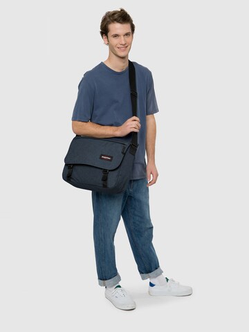EASTPAK Чанта през рамо „Messenger“ в синьо